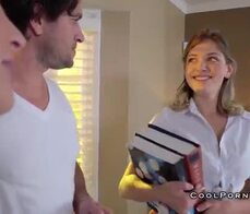 Le toca masajear a la hija de su jefa