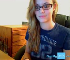 Glasses girl jilling off