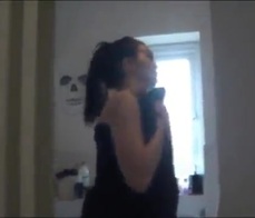 Jovencita pillada en la ducha