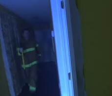 Il pompiere soddisfa le fantasie della moretta dopo il salvataggio