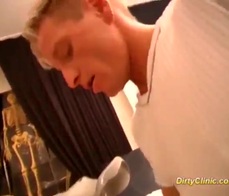 El médico examina a la paciente