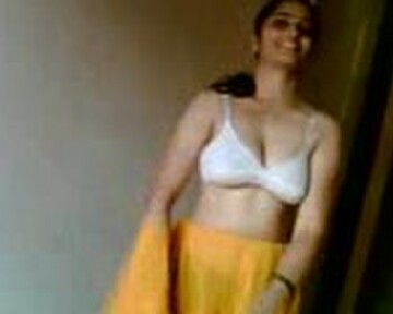 Indian Amateur Nude Moms - Amateur Indian woman strips | Cumlouder.com