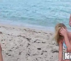 Jovencitas calientes en la playa