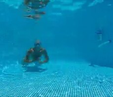 Guarda quel culo stretto sott'acqua