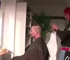 Una tipa figa va al salone per la rasatura