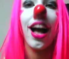 Clown cheerleader vuole vedere il tuo cazzo