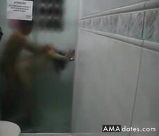 Sonia madura leva vara e esporrada no box