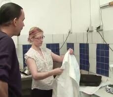 Chef fickt Azubi Teen wegen Gehalts auf Arbeit durch