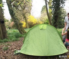 Tradisce la moglie nella capanna in campagna