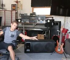 Lead guitarist bangs hot Italian groupie in his studio