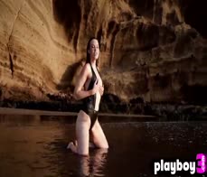 Big round ass MILF posing totally naked and babe exposed her perfect body