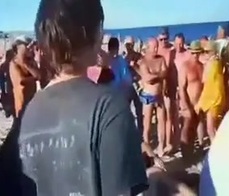 Sesso di gruppo in una spiaggia nudisti