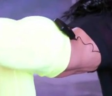 La chica de los pantalones fosforito