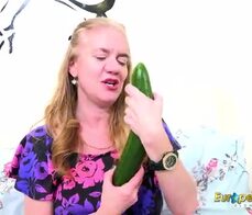 EuropeMaturE Solo with Classic Cucumber Sextoy