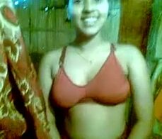 Dependienta en Madagascar enseña las tetas