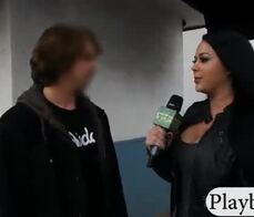 Un uomo scopa una donna con un sex-toy per soldi