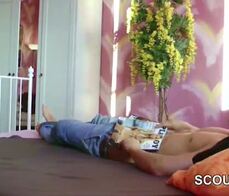 Milf tedesca becca il figliastro che si masturba e per questo insegna a lui e al suo amico come si fa