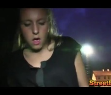 Rubia chupa y folla en POV en la calle