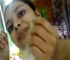 La bella teen tiene la raja lubricada