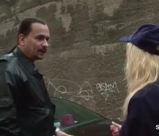 Notgeile Politesse bekommt einen Fick statt Knolle Outdoor