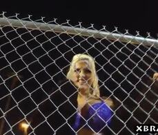 MILF tettona scopa con i clienti