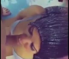 Chica árabe haciendo una mamada