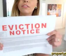 Teen fa tardi con l'affitto e sta per venir sfrattata