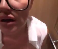 Amteur quickie in elevator cum swallow