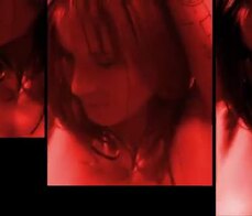 Pollastra tettona ottiene 8 orgasmi da giochini con un coltello