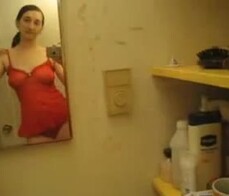 Se pone cachonda al verse en el espejo