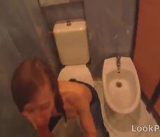 Dettaglio di una scopata in bagno  