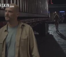 Attrici nude scappano dal pericolo