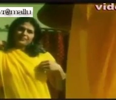 Se frota con la guapa india