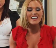 Quattro impiegate tettone col capo