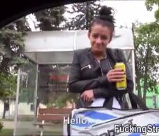 Jovencita morena follada en el coche