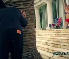 Marsha May tiene una extraña compañía en la ducha