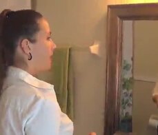 Se pone cachonda mientras se maquilla