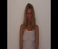 Claudia schiffer zeigt nippel in einem durchsichtigen hemd