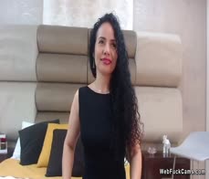 Mature Latina masturbtes in bed on webcam show