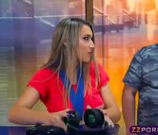 Gamer bionda giovane scopa sul palco di un gamer show