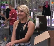 Un negocio provechoso con una rubita de coletas