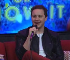 Ragazze si spogliano durante un gioco a quiz in uno show mattutino