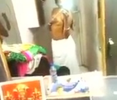 Coquetea con sus tetas