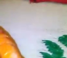 Masturbándose con una zanahoria