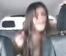 Follando fuerte en el asiento de atrás