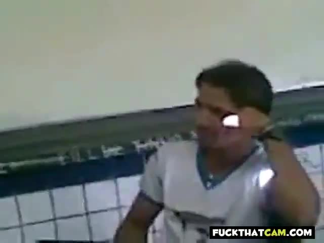 Novinha tirando a roupa na sala de aula