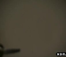 L'infermiera della prigione aiuta il carcerato dal grosso cazzo con la sua erezione