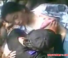 Skodeng main kt air terjun