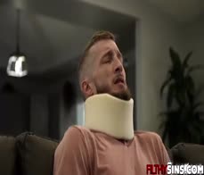 I usually don't comment on porn, but fuck me, this scene is HOT!