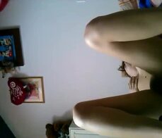 Masturbazione amatoriale di una ragazza sola anonima